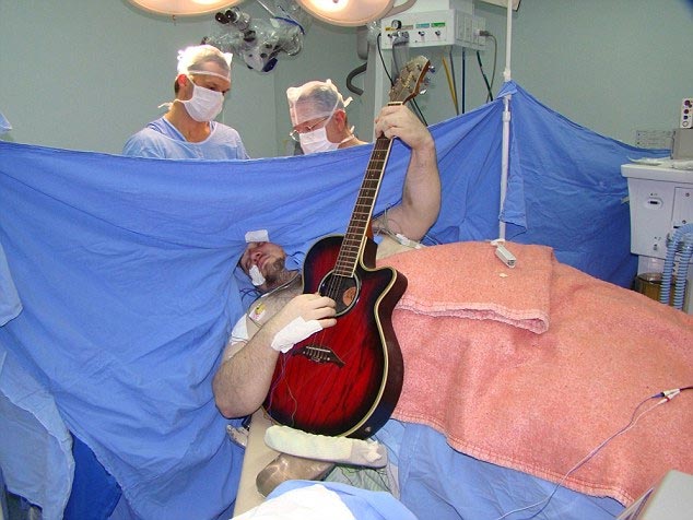 Chơi đàn và hát trong lúc đang được phẫu thuật não