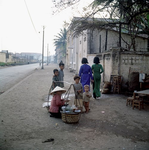 Chùm ảnh màu đặc sắc về trẻ em miền Nam, Trung trước 1975