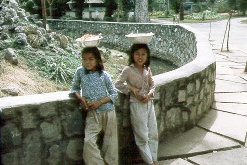 Chùm ảnh màu đặc sắc về trẻ em miền Nam, Trung trước 1975