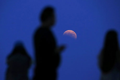 Chùm ảnh trăng máu tuyệt đẹp trên khắp thế giới
