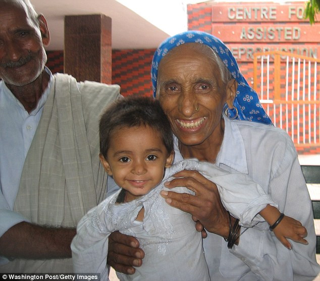 Chuyện lạ: Cụ bà Ấn Độ 70 tuổi sinh con đầu lòng