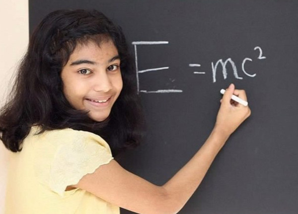 Cô bé 12 tuổi có chỉ số IQ vượt cả Albert Einstein và Stephen Hawking