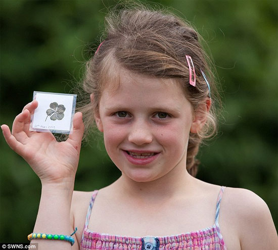 Cô bé 7 tuổi tìm được “bùa” siêu may mắn