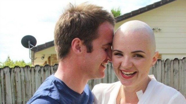 Cô gái phát hiện ung thư vú nhờ cái ôm của người yêu