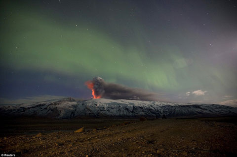 Cơn thịnh nộ của Eyjafjallajokull lu mờ dưới ánh cực quang