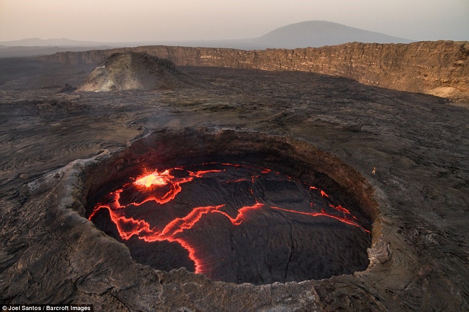 Cổng Địa Ngục - hồ nham thạch cháy suốt trăm năm