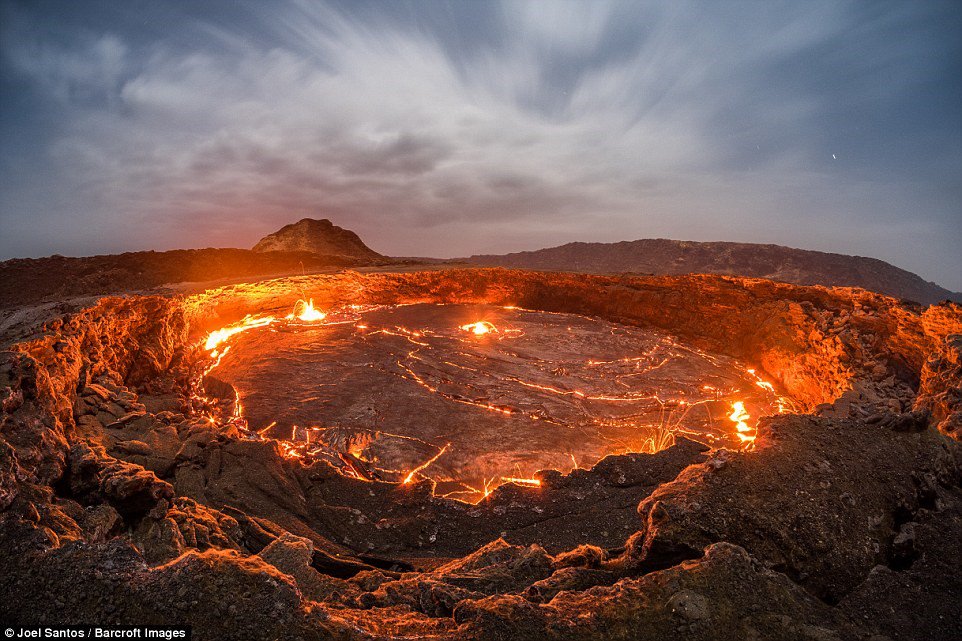 Cổng Địa Ngục - hồ nham thạch cháy suốt trăm năm