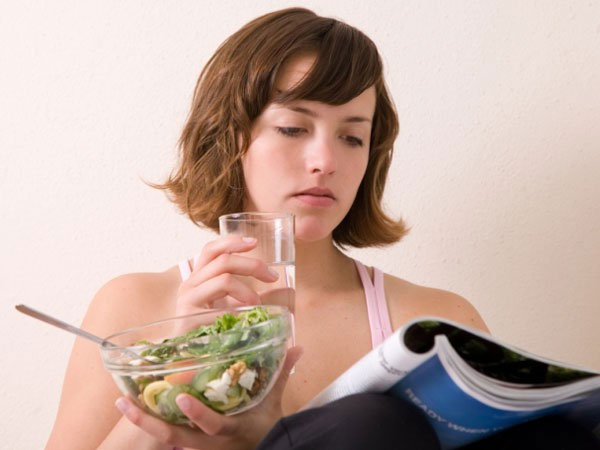 Ghi nhận mới về thói quen uống nước trong khi ăn