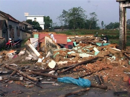 Gió lốc gây tốc mái hàng trăm nhà dân ở Lai Châu