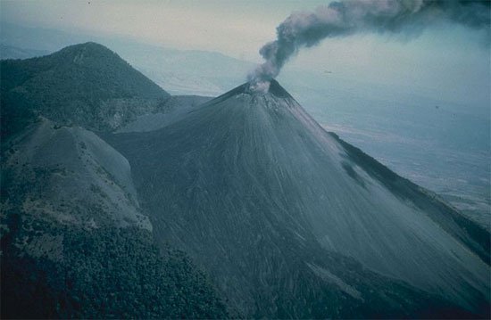 Guatemala báo động khi núi lửa Pacaya thức giấc