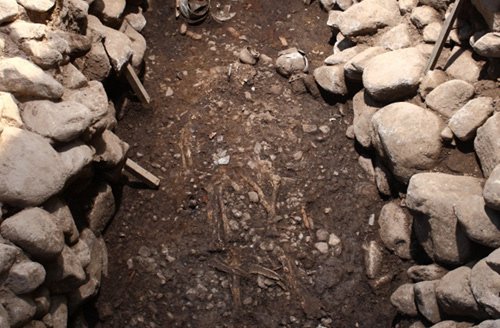 Hai bộ xương ôm nhau trong ngôi mộ cổ