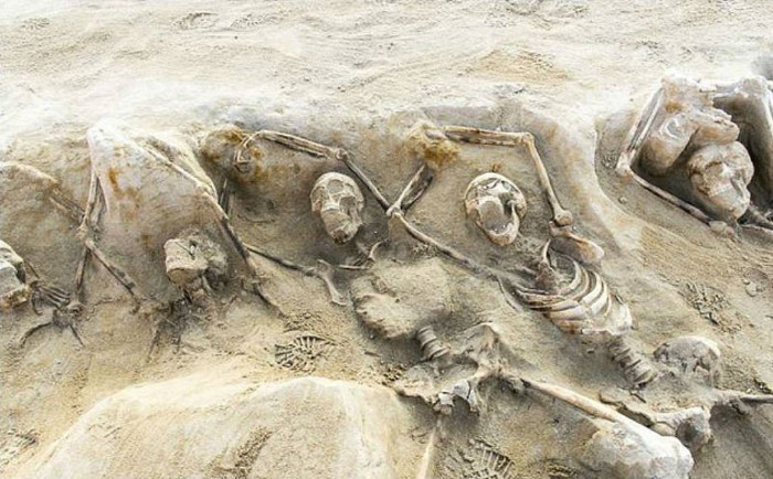 Hai ngôi mộ tập thể đã được khai quật tại Hy Lạp