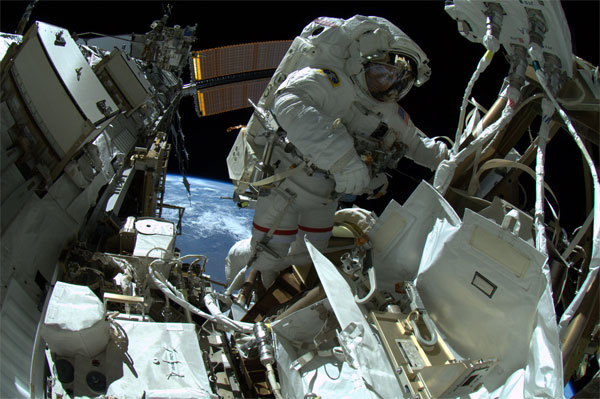 Hai nhà du hành Mỹ sửa chữa ISS