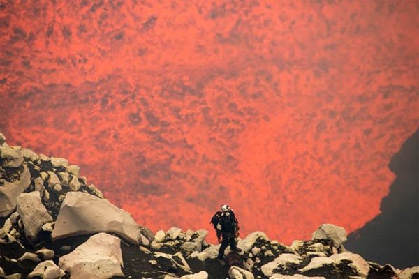 Hai nhà thám hiểm xuống cổng địa ngục ở Thái Bình Dương