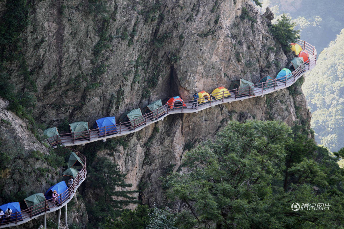 Hàng trăm lều trại qua đêm giữa lưng chừng núi 1.000 m