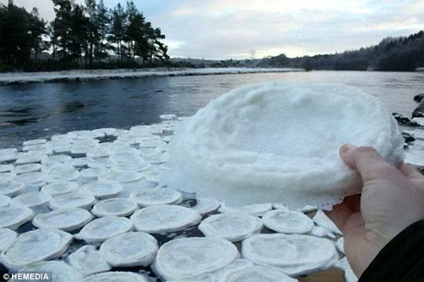 Hàng vạn bánh băng bí ẩn trôi nổi trên sông Scotland