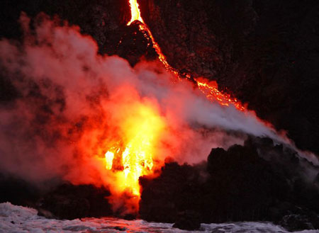 Hawaii: Hàng loạt “suối” dung nham nóng chảy tràn vào đại dương