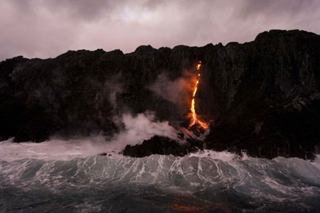 Hawaii: Hàng loạt “suối” dung nham nóng chảy tràn vào đại dương