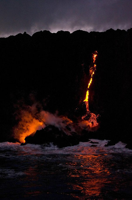 Hawaii: Hàng loạt “suối” dung nham nóng chảy tràn vào đại dương