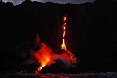 Hawaii: Hàng loạt “suối” dung nham nóng chảy tràn vào đại dương