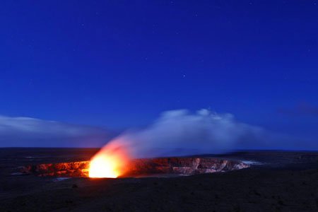 Hawaii: Hàng loạt “suối” dung nham nóng chảy tràn vào đại dương