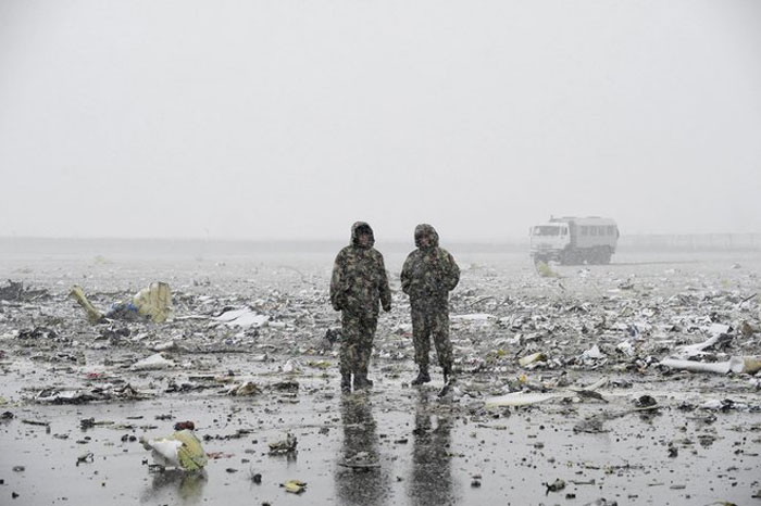 Hiện trường la liệt mảnh vỡ của máy bay rơi tại Nga