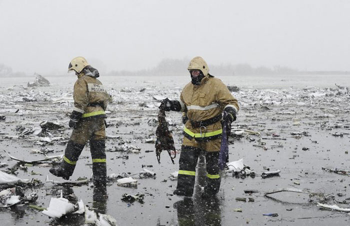 Hiện trường la liệt mảnh vỡ của máy bay rơi tại Nga