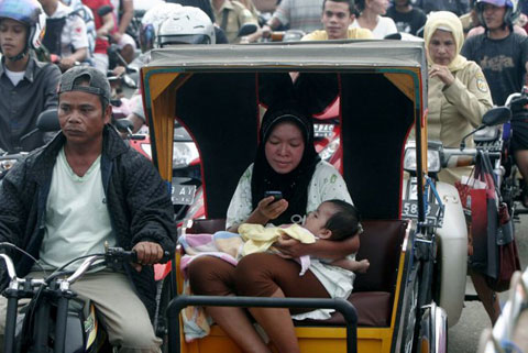 Hình ảnh người dân Indonesia náo loạn vì động đất