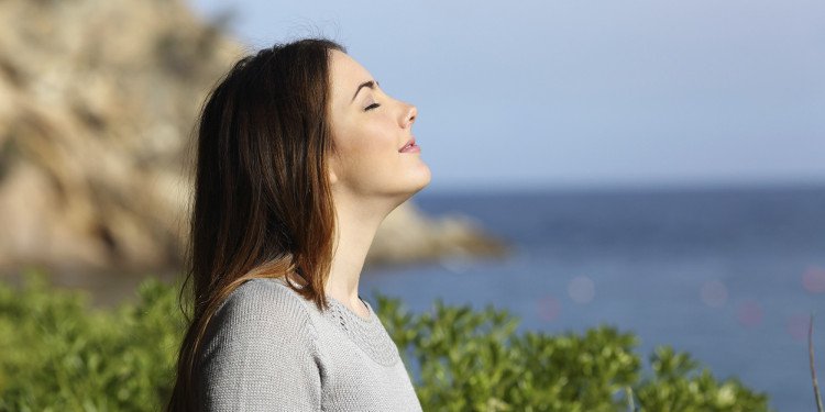 Hít thở sâu giúp giảm bồn chồn, căng thẳng
