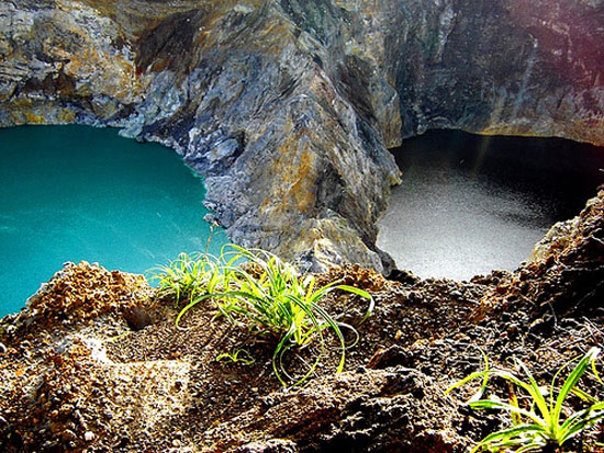 Hồ đổi màu ở Indonesia