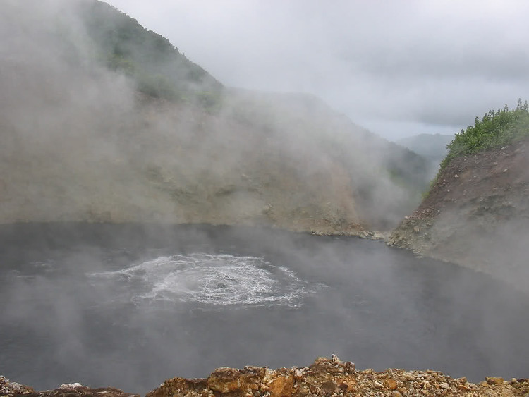 Hồ nước sôi sùng sục quanh năm trên quốc đảo Dominica