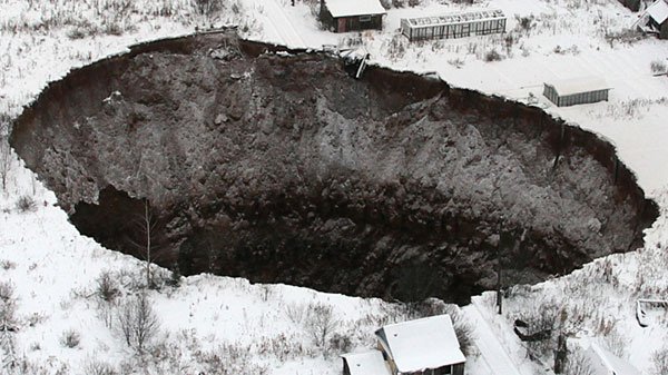 Hố tử thần khổng lồ ở Nga