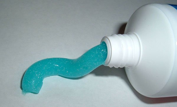 Hóa chất trong kem đánh răng có thể gây tăng nguy cơ dị ứng