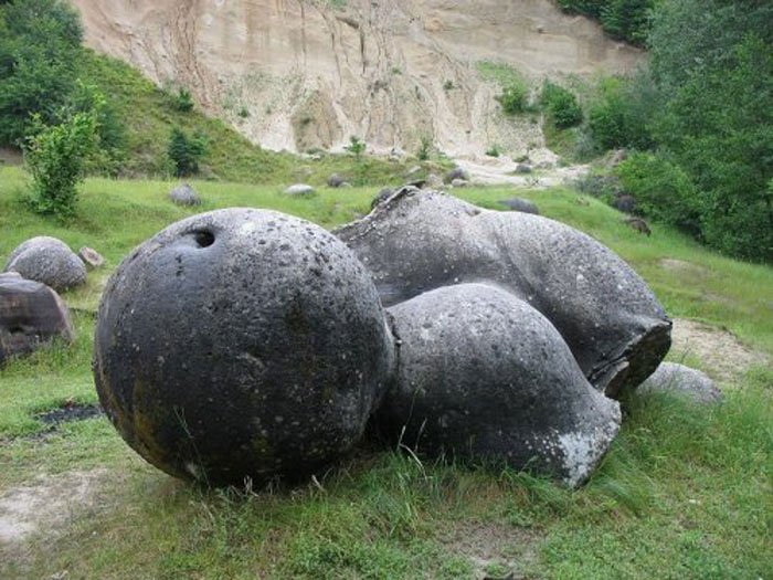 Hòn đá kỳ lạ lớn lên như nấm sau mưa