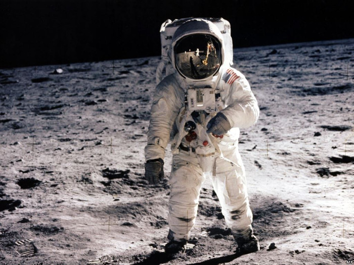 Hơn ½ số người Anh nghĩ rằng các cuộc đổ bộ lên Mặt Trăng là giả