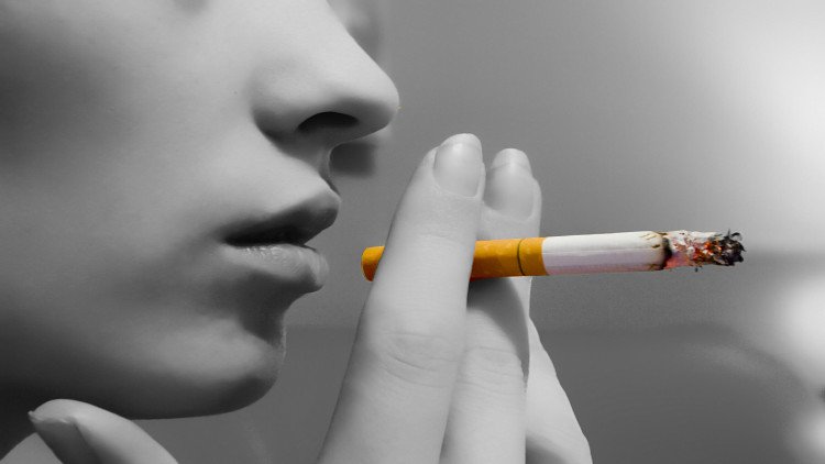 Hút thuốc làm hại DNA người tới 30 năm sau