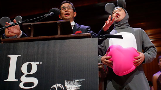 Ig Nobel 2013: Vỗ tay là phạm pháp đoạt giải hòa bình