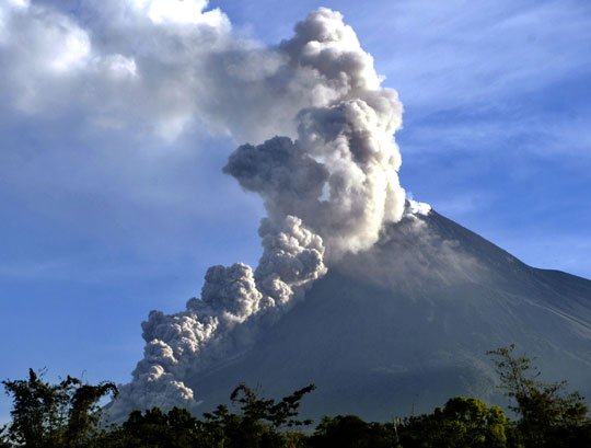 Indonesia báo động núi lửa phun