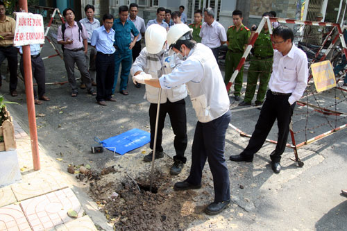 Khám nghiệm hố phun lửa ở Sài Gòn