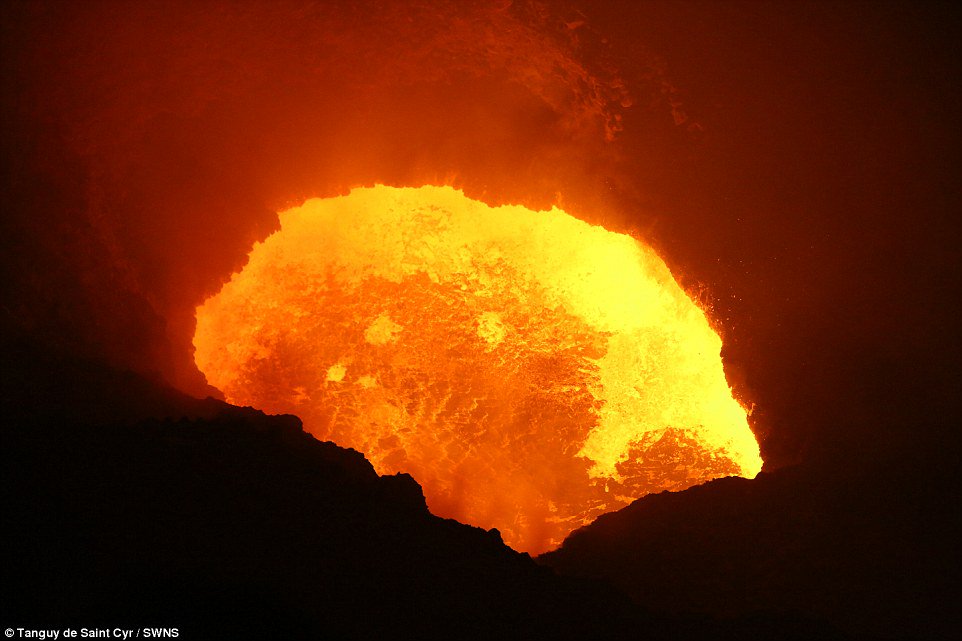 Khám phá hồ dung nham núi lửa nóng tới 1.000 độ C