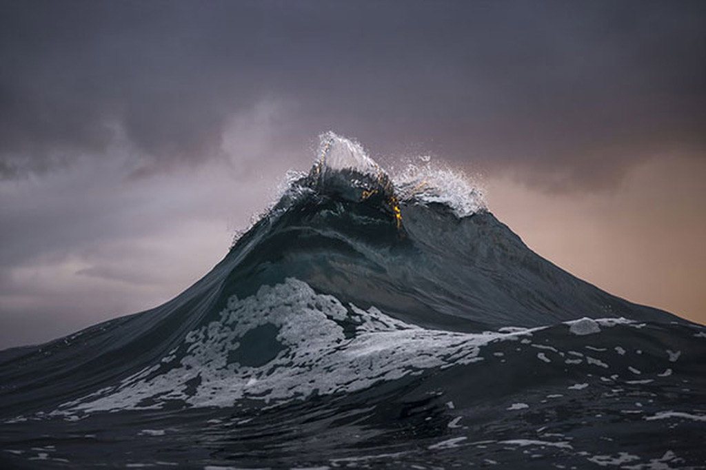 Khoảnh khắc sóng biển cuộn trào như núi đẹp phi thường