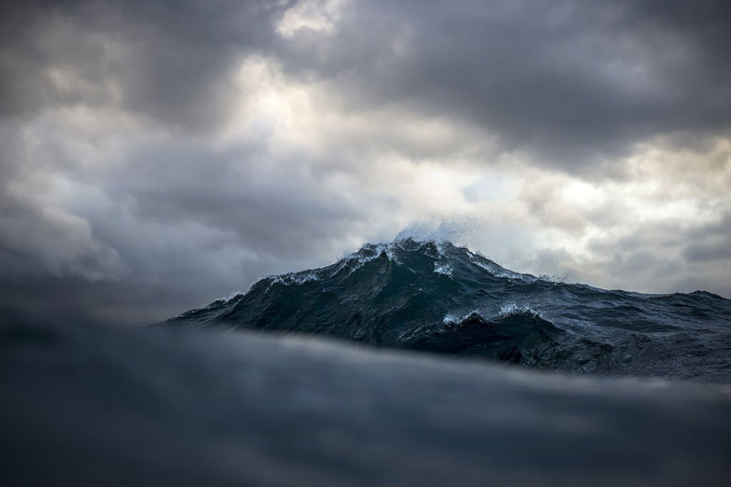 Khoảnh khắc sóng biển cuộn trào như núi đẹp phi thường