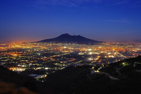 Khối mắcma Vesuvius đang trồi lên