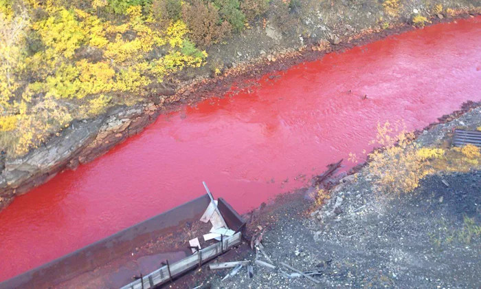 Kinh hoàng vì sông đổi màu, đỏ lừ như máu ở Nga