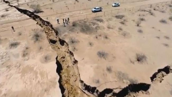 Kinh ngạc mặt đất bỗng nứt toác ở Mexico