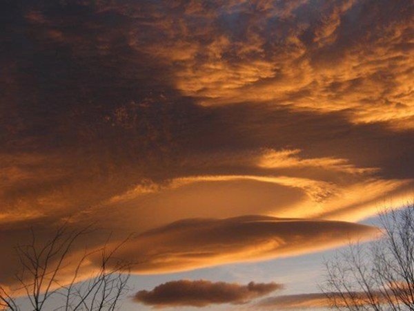 Kinh ngạc với những đám mây có hình dáng giống UFO