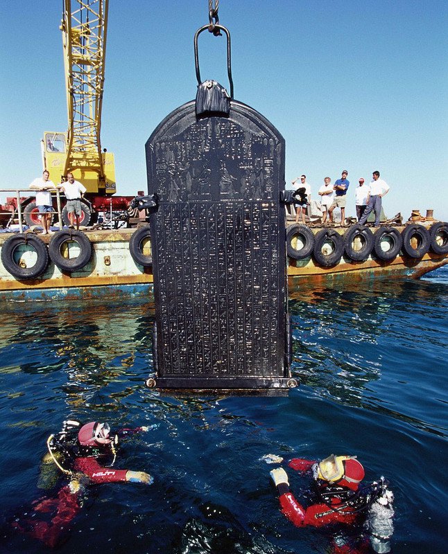 Lần đầu tiên kho báu cổ vật Ai Cập chìm dưới đáy biển được phơi bày trước công chúng