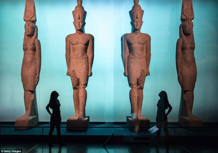 Lần đầu tiên kho báu cổ vật Ai Cập chìm dưới đáy biển được phơi bày trước công chúng