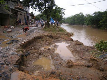 Lào Cai: Lũ ống lớn đột ngột xuất hiện trong đêm