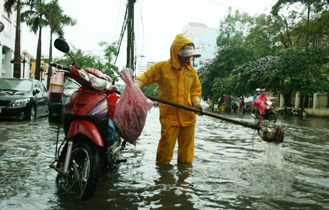 Lốc xoáy làm một người chết, 80 người bị thương